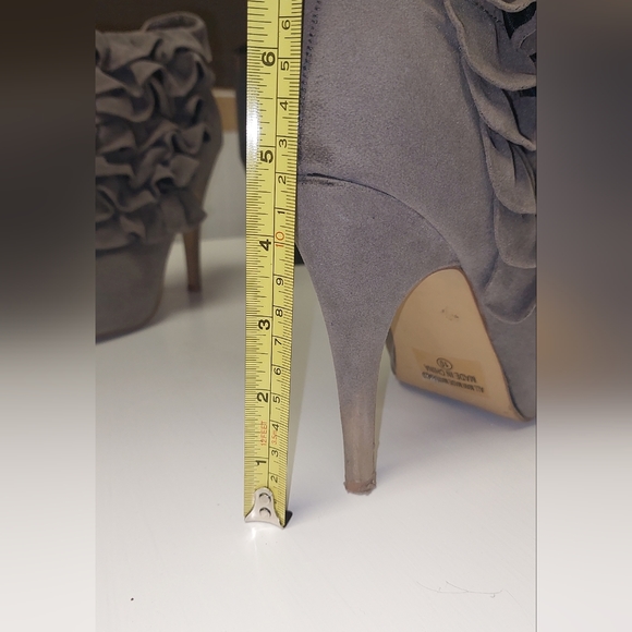 Fahrenheit brand ruffle bootie heels - Picture 4 of 4